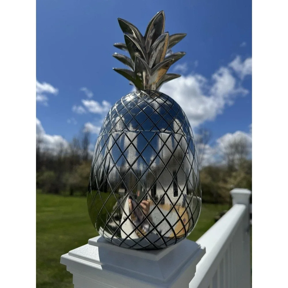 The Unbranded Brand preowned decorative